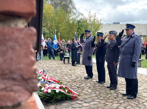 delegacja 4 przedstawicieli służb mundurowych salutują przed pomnikiem