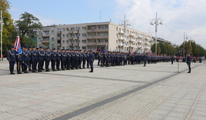 pododdziały policji stoją w szyku na Placu Biegańskiego podczas uroczystości