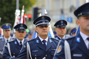 przemarsz policjantów w mundurach alejami