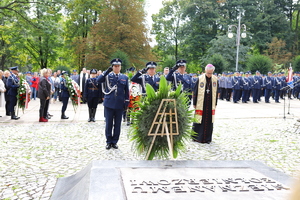 delegacja policjantów stoi z wieńcem przed Pomnikiem Nieznanego Żołnierza przy Alei Henryka Sienkiewicza