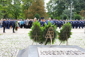 delegacja policjantów stoi z wieńcem przed Pomnikiem Nieznanego Żołnierza przy Alei Henryka Sienkiewicza