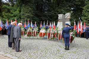 delegacja stoi przed Pomnikiem Nieznanego Żołnierza przy Alei Henryka Sienkiewicza