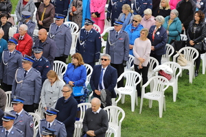 policjanci na błoniach jasnogórskich podczas mszy
