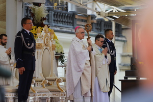księża i policjanci podczas posługi na mszy - ołtarz na błoniach jasnogórskich