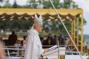 biskup podczas posługi na mszy przemawia do mikrofonu - ołtarz na błoniach jasnogórskich