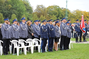 policjanci podczas mszy na błoniach jasnogórskich