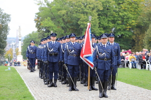 Kompania Reprezentacyjna Policji stoi podczas mszy na błoniach jasnogórskich