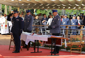podkomisarz Rafał Jankowski oddaje honor przy ołtarzu