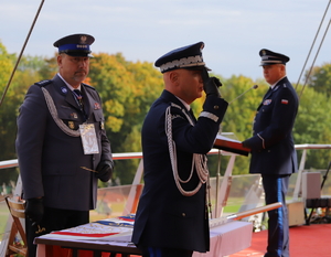 generał policji oddaje honor przed ołtarzem