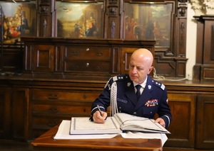 generalny inspektor doktor Jarosław Szymczyk dokonuje wpisu do księgi pamiątkowej Komendy Miejskiej Policji w Częstochowie