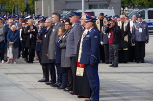 delegacja policji z wieńcem przed pomnikiem Józefa Piłsudskiego