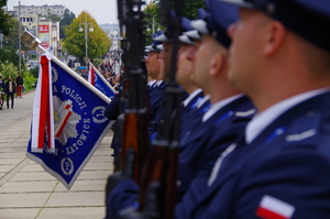 policjanci stoją w szyku w Alei Henryka Sienkiewicza, w tle sztandar policji