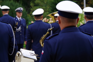 policjanci z orkiesty policji stoją na Placu Sienkiewicza - zbliżenie na instrument muzyczny