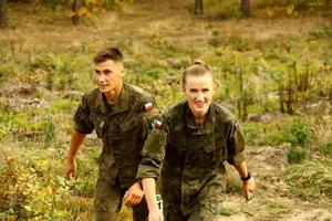 kobieta i mężczyzna w mundurze wojskowym na trasie biegu