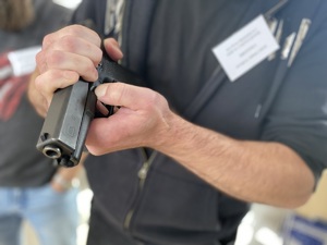 zbliżenie na broń palną krótka trzymana w ręku przez rezerwistę