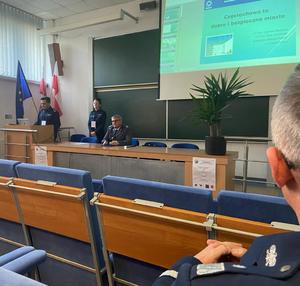 komendant i zastępca komendanta miejskiego w Częstochowie podczas omówienia tematyki z zakresu bezpieczeństwa podczas konferencji