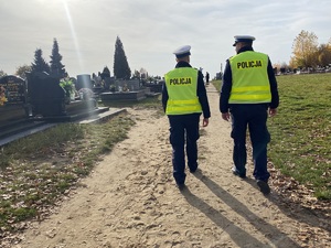 policjanci patrolują pieszo rejon cmentarza