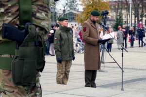 uroczystości na Placu Biegańskiego - widać poczty sztandarowe, kolumnę wojskową, służby mundurowe i mieszańców, wszędzie widać flagi w kolorze białym i czerwonym