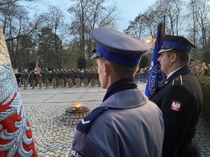 sztandary ustawione przy Grobie Nieznanego Żołnierza - zbliżenie na sztandarowego z Komendy Miejskiej Policji w Częstochowie
