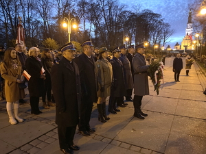 przedstawiciele służb mundurowych czekają do złożenia wieńca przed Grobem Nieznanego Żołnierza - w tle Jasna Góra