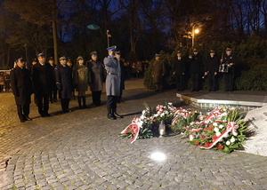 delegacja służb mundurowych stoi przed pomnikiem księdza Jerzego Popiełuszki przed złożeniem wieńca