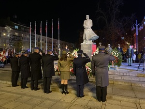 delegacja służb mundurowych oddaje hołd przed Pomnikiem Marszałka Józefa Piłsudskiego