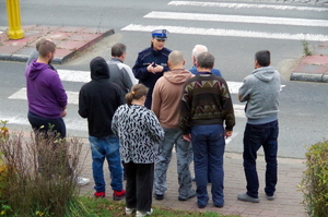 policjanci i przedstawiciele starostwa z podopiecznymi Domu Pomocy Społecznej przy przejściu dla pieszych
