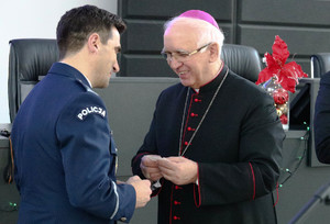 na zdjęciu komendant z Arcybiskupem podczas składania sobie życzeń i dzielenia się opłatkiem