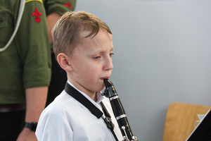 na zdjęciu uczeń szkoły muzycznej podczas koncertowania
