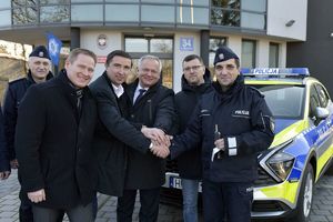 Na zdjęciu szef częstochowskiego garnizonu dziękuje przedstawicielom gmin na parkingu przed komisariatem, w tle widać nowy radiowóz.