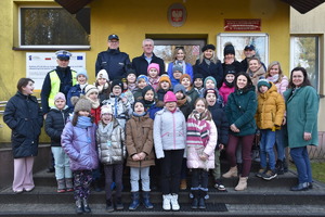 zdjęcie grupowe policjantów, samorządu i uczniów oraz pedagogów szkoły