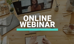 napis online webinar, w tle kobieta na ekranie laptopa