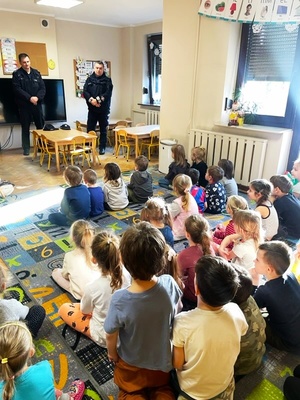 na zdjęciu policjanci podczas przeprowadzanej prelekcji wśród przedszkolaków