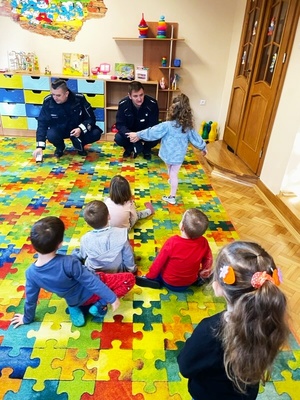 na zdjęciu policjanci podczas przeprowadzanej prelekcji wśród przedszkolaków