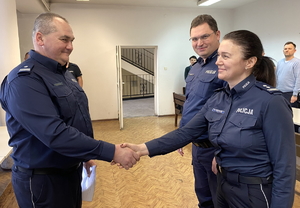 na zdjęciu zastępcy komendanta składają gratulacje podinspektorowi Witoldowi Kapuścikowi