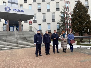 na zdjęciu przedstawiciele władz miasta i policji stoją podczas konferencji przed budynkiem Komendy Miejskiej Policji w Częstochowie