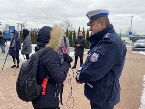 na zdjęciu policjant udziela wywiadu do mediów przed budynkiem częstochowskiej komendy