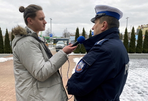 na zdjęciu policjant udziela wywiadu do mediów przed budynkiem częstochowskiej komendy
