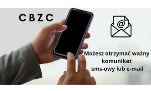 na tle napisu CBZC oraz &quot;możesz otrzymać ważny komunikat sms-owy lub mail&quot; zbliżenie na rękę trzymająca w dłoni telefon komórkowy