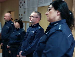 policjanci z kadry kierowniczek komisariatu w Koniecpolu stoją w szeregu, patrzą na komendanta, który przemawia do nich