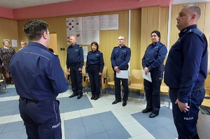 policjanci z kadry kierowniczek komisariatu w Koniecpolu stoją w szeregu, patrzą na komendanta, który przemawia do nich