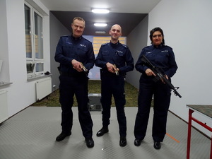 Policjanci prezentują broń