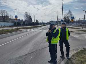 Policyjny patrol kontroluje ruch pojazdów