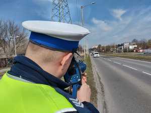 Policjant mierzy prędkość przejeżdżających pojazdów
