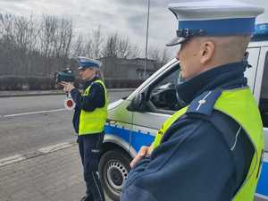 Policyjny patrol nadzoruje ruch pojazdów