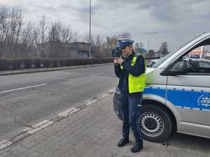 Policjantka mierzy prędkość urządzeniem