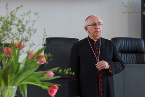 Biskup przemawia do mikrofonu