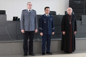 Biskup stoi z policjantami