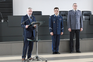 Mężczyzna przemawia w towarzystwie policjantów i biskupa