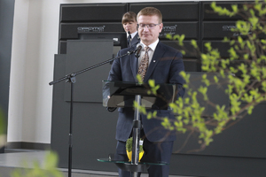 Mężczyzna przemawia publiucznie